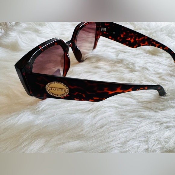 New Guess Tortoise Sunglasses with rhinestone logo - Picture 4 of 5